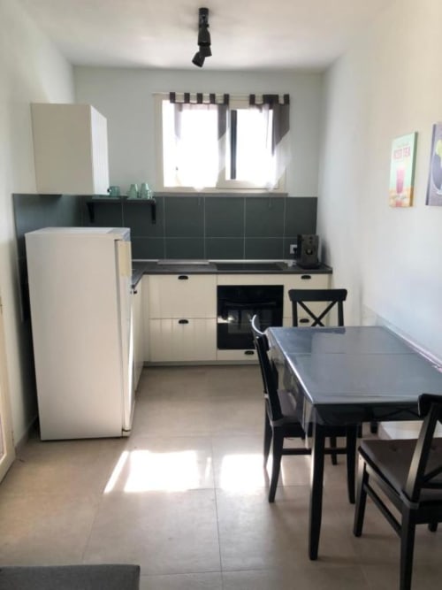 Moderna cucina e zona pranzo presso l'Agriturismo il Mandriolo BnB in Italia con elettrodomestici bianchi e dettagli neri