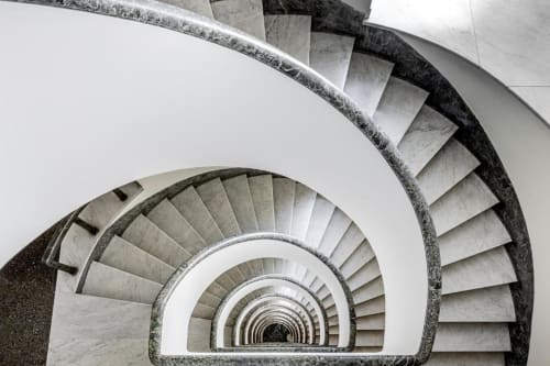 Scala a spirale presso l'Amor Rome Apartment, una boutique BnB a Roma con architettura in calcestruzzo minimalista e geometria elegante