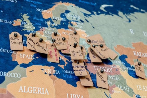 Mappa di viaggio con destinazioni segnalate in tutta Europa, ideale per gli ospiti dell'appartamento di Roma che pianificano escursioni
