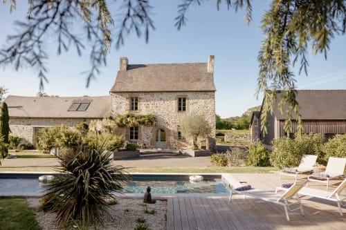 Manoir de la Nogrie, demeure en pierre avec piscine et transats à Val d'Izé, France