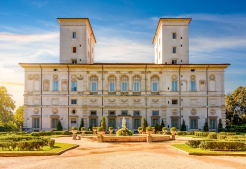 Affascinante palazzo storico con torri gemelle a Roma, presso l'Amor Rome Apartment, circondato da giardini eleganti