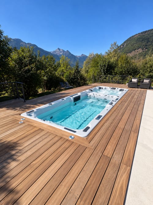 Baignoire de luxe sur terrasse en bois avec vue sur les montagnes à Entre 2 Cols B&B, Saint Martin sur la Chambre