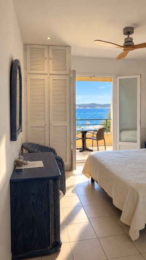 Chambre Hôtel Thalassa vue mer, balcon dominant la côte de Cargèse, ventilateur plafond, mobilier moderne