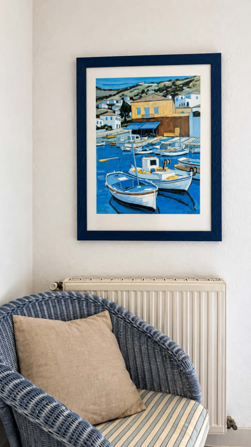 Scène de port méditerranéen avec bateaux de pêche bleus et bâtiments jaunes à Cargèse, tableau d'art encadré dans la chambre d'hôtel