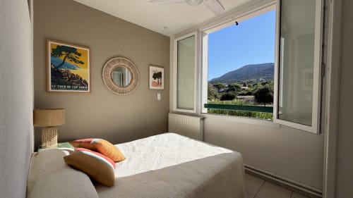 Chambre lumineuse de l'Hôtel Thalassa Cargèse avec vue sur la campagne, literie blanche et murs beige chaud