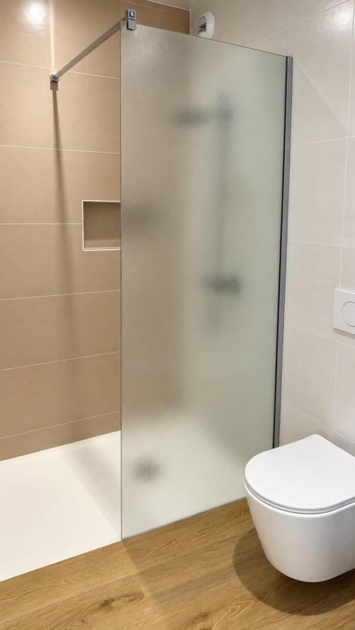 Salle de bain moderne en Chambre Supérieure à l'Hôtel Thalassa, Cargèse avec douche à paroi vitrée dépoli et toilettes blanches