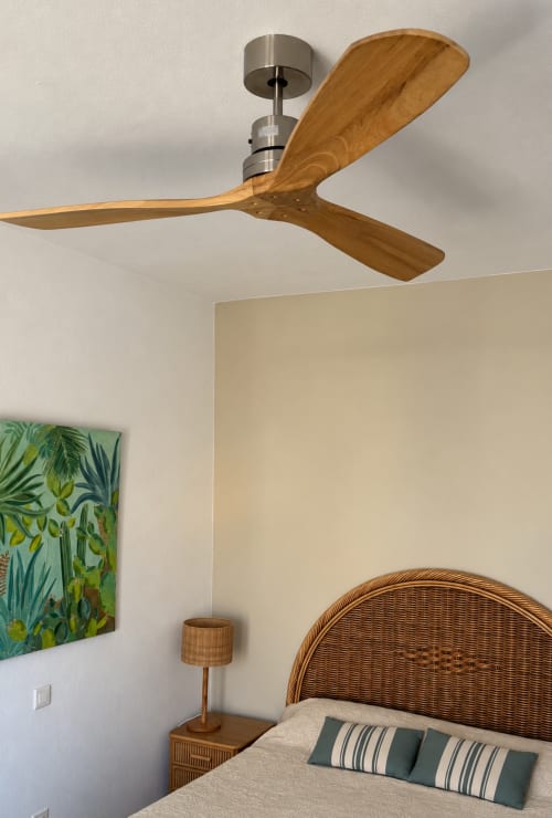 Ventilateur de plafond moderne aux pales en bois dans la Chambre Atypique de l'Hôtel Thalassa, Cargèse