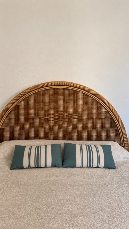 Tête de lit en rotin tressé avec coussins rayés bleu canard à l'Hôtel Thalassa, Cargèse