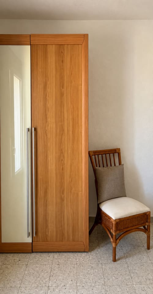 Armoire en bois et chaise en rotin dans la Chambre Atypique de l'Hôtel Thalassa, Cargèse