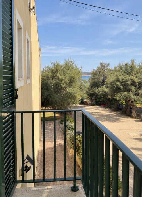 Vue depuis le balcon de l'Hôtel Thalassa à Cargèse avec oliviers et aperçu de la Méditerranée bleue