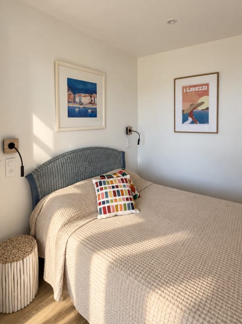 Chambre moderne de l'Hôtel Thalassa à Cargèse avec décoration côtière et mobilier contemporain