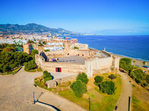 El castillo de Fuengirola domina la costa mediterránea con la ciudad y las montañas al fondo