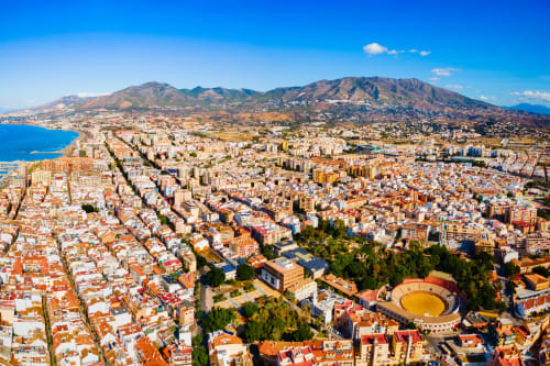 Vista aérea de la ciudad costera de Fuengirola con montañas, Mar Mediterráneo y plaza de toros visible