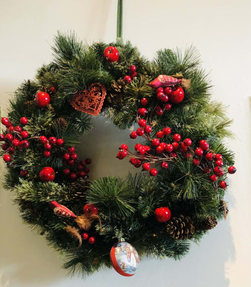 Couronne de Noël festive aux baies rouges, pommes de pin et ornements à l'Hôtel des Deux Rocs à Seillans