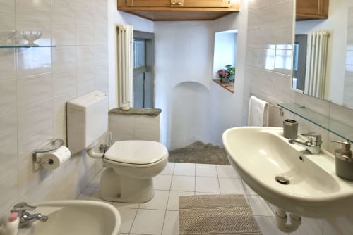 Bagno moderno dell'appartamento La Sorgente a Roseto del Drago, Ponte in Valtellina, con doppio lavabo, wc e bidet