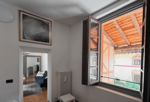 Appartamento La Sorgente a Ponte in Valtellina con vista dell'edificio storico dalle finestre aperte