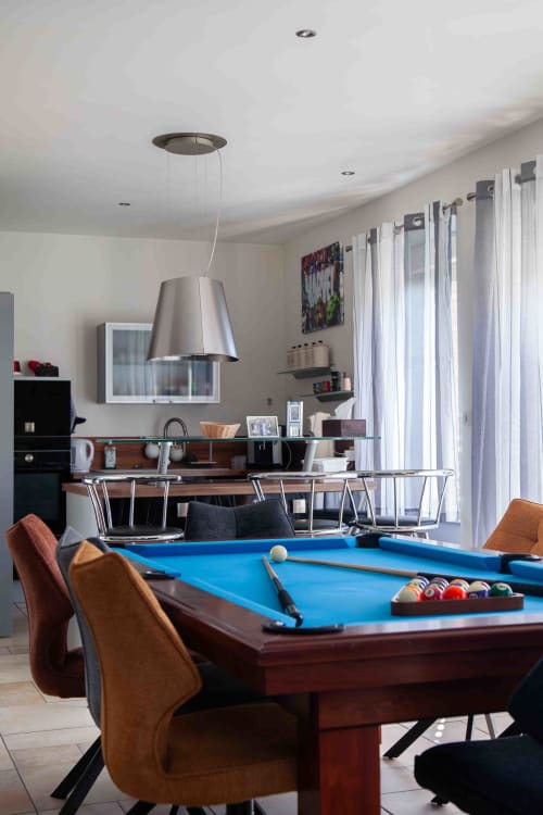 Salle de jeux moderne avec billard, suspension en acier inoxydable, cuisine et vue sur la rivière aux Tanneries, Ornans