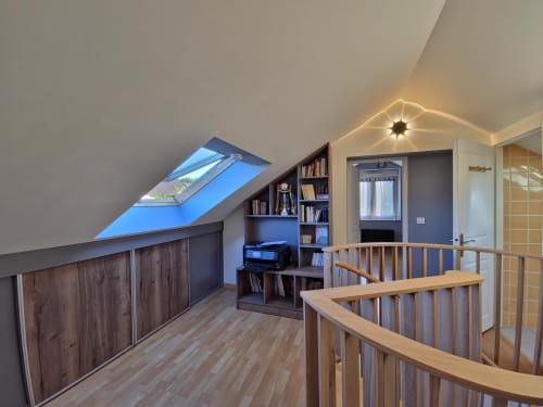 Loft moderne aux Tanneries, Ornans : baies vitrées, rangements intégrés, balustrades bois et vue sur la rivière