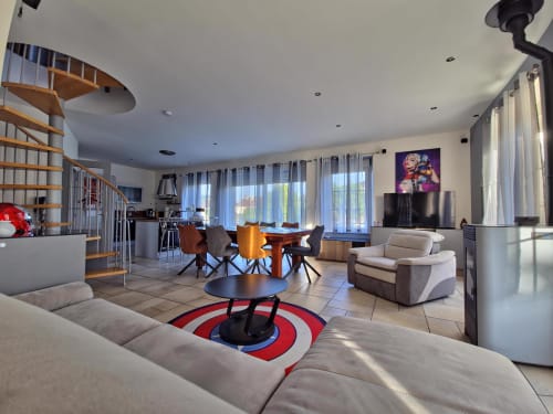 Appartement contemporain ouvert aux Tanneries, Ornans avec vue sur la rivière, mobilier moderne et lumière naturelle