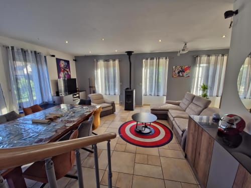 Spacieux appartement ouvert aux Tanneries à Ornans avec vue sur la rivière, salle à manger, salon, baby-foot
