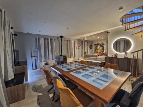 Appartement moderne ouvert aux Tanneries à Ornans avec table à manger, séjour et vue sur la rivière