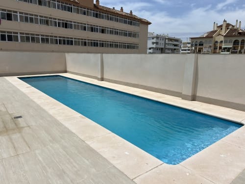 Piscina en la azotea del hotel Grupo Inmohouse en Fuengirola con vistas a la ciudad