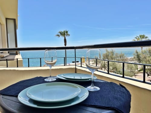 Comedor en balcón frente al mar con vistas al Mediterráneo en Fuengirola, España