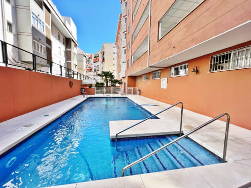 Piscina y jacuzzi en el patio de la propiedad Grupo Inmohouse en Fuengirola, España