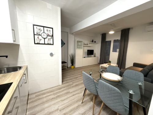 Moderno estudio en Fuengirola con cocina abierta, comedor, sala de estar y zona de entretenimiento