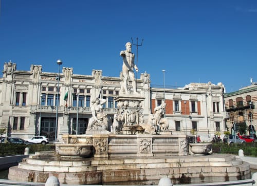 Fontana con statua di Nettuno nella piazza storica di Messina, vicino alla struttura U Baruni b&b