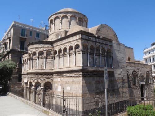 Chiesa bizantina storica presso U Baruni b&b a Messina, Italia con architettura in pietra e cupola