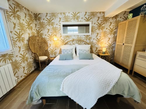 Chambre à thème tropical à La Villa Plein Vent B&B à Barneville-Carteret avec papier peint palmier et mobilier en rotin