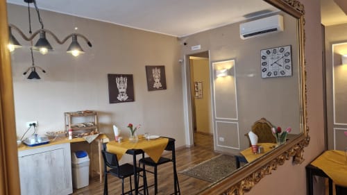 Zona pranzo dell'U Baruni b&b a Messina con arredi eleganti, specchio e tavolo curato