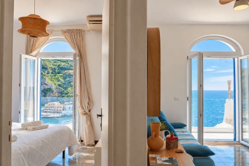 Divina Seaside Suite a Chiaia di Rose a Ischia: camera, vista mare e terrazza sulla costa mediterranea