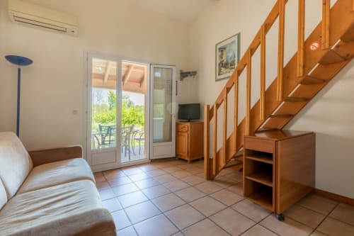 Amplio Gîte 3/4 personas en Domaine de la Bégude en Fayence con vistas al lago, escaleras de madera, TV y acceso a balcón