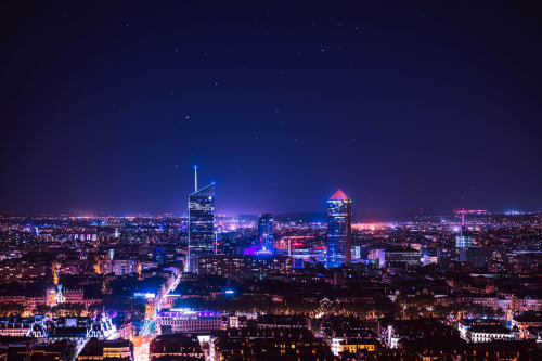 Skyline de Lyon illuminé la nuit avec ses bâtiments scintillants et étoiles, vue depuis l'auberge Yasi