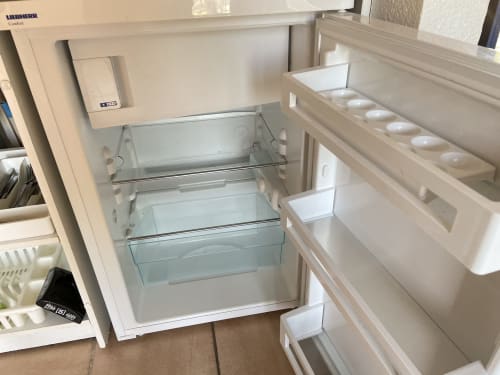 Interior del refrigerador abierto en el apartamento Domaine de la Bégude en Fayence, Francia