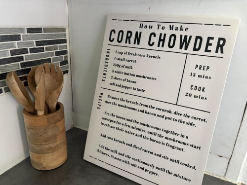 Recette de soupe au maïs à côté d'un porte-ustensiles en bois dans la cuisine de l'appartement Le Paradis Des Logis