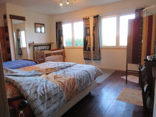 Chambre spacieuse à La Ferme Buissonnière à Biol avec lits jumeaux, poutres en bois et vue sur les montagnes