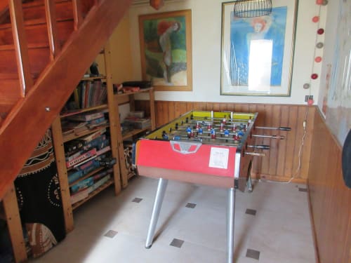 Table de baby-foot dans la salle de jeux chaleureuse d'un gîte à La Ferme Buissonnière près de Biol, France