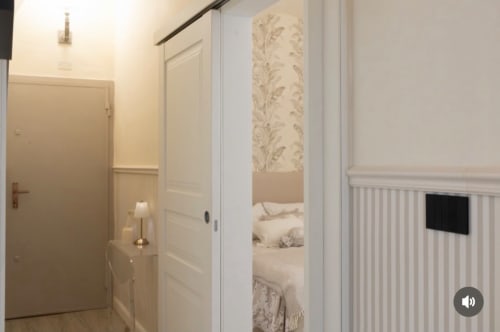 Corridoio moderno dell'appartamento SEVEN SUITES SANREMO con vista camera, porte bianche e arredamento contemporaneo