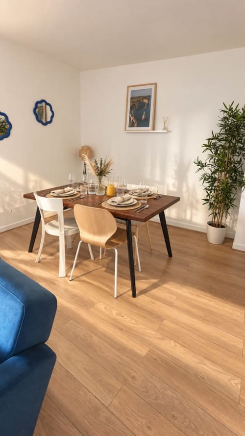 Élégante salle à manger au Paradis Des Logis à Argenteuil avec table en bois, chaises design et bambou en pot