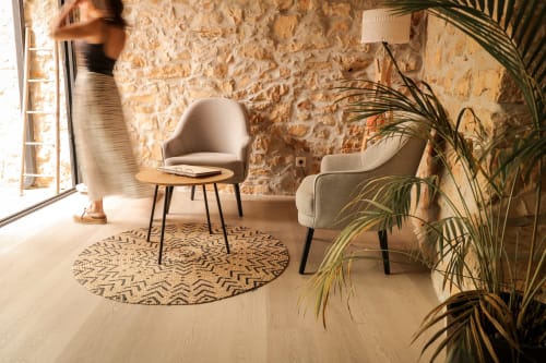 Área de lounge moderna no Recantos D'Almerinda em Pombal com paredes de pedra, cadeiras contemporâneas e plantas em vasos