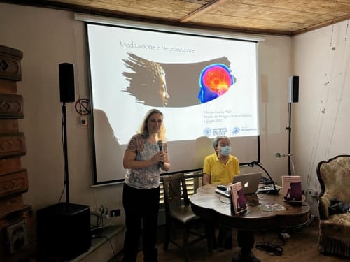 Presenter giving neuroscience lecture at Roseto del Drago event in Ponte in Valtellina