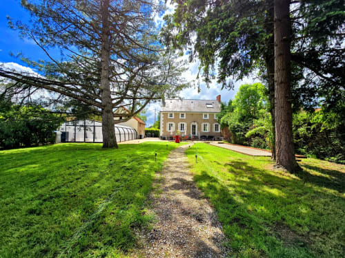 Vindihouses Le Domaine Des Ducs estate in Epinac, France with grand house, manicured gardens and tree-lined driveway