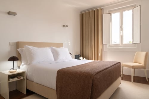 Quarto moderno e luminoso no Oporto Comfort Charming Cedofeita, Porto, com cama branca, cabeceira bege e grandes janelas