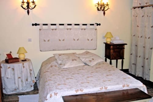 La chambre La Papillon au Moulin De La Côte B&B à Saint Vigor, France avec vue jardin et décoration papillons