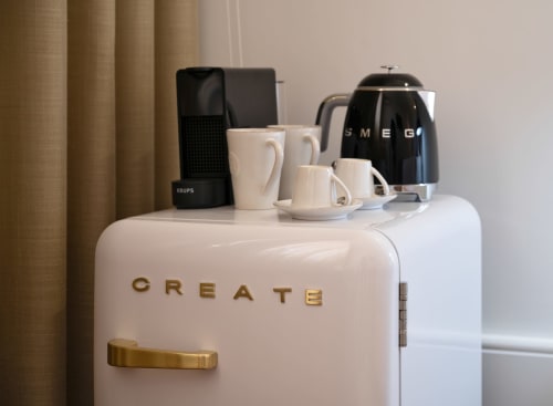 Estação de café no Quarto Duplo Superior do Oporto Comfort Charming Cedofeita com chaleira SMEG e máquina de café Krups