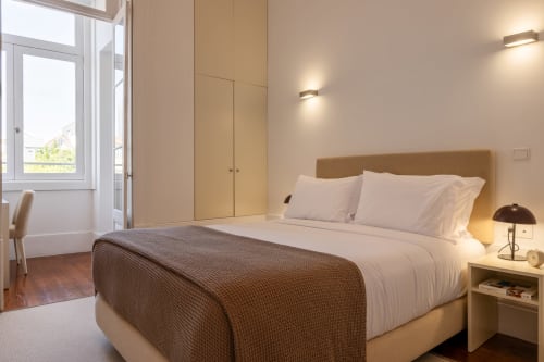 Quarto moderno no Oporto Comfort Charming Cedofeita no Porto com vista para jardim, cama de casal, roupa de cama branca, pisos em madeira