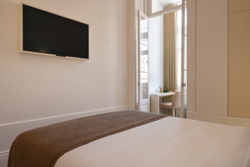 Quarto moderno na Oporto Comfort Charming Cedofeita com vista para jardim, TV de parede e decoração contemporânea